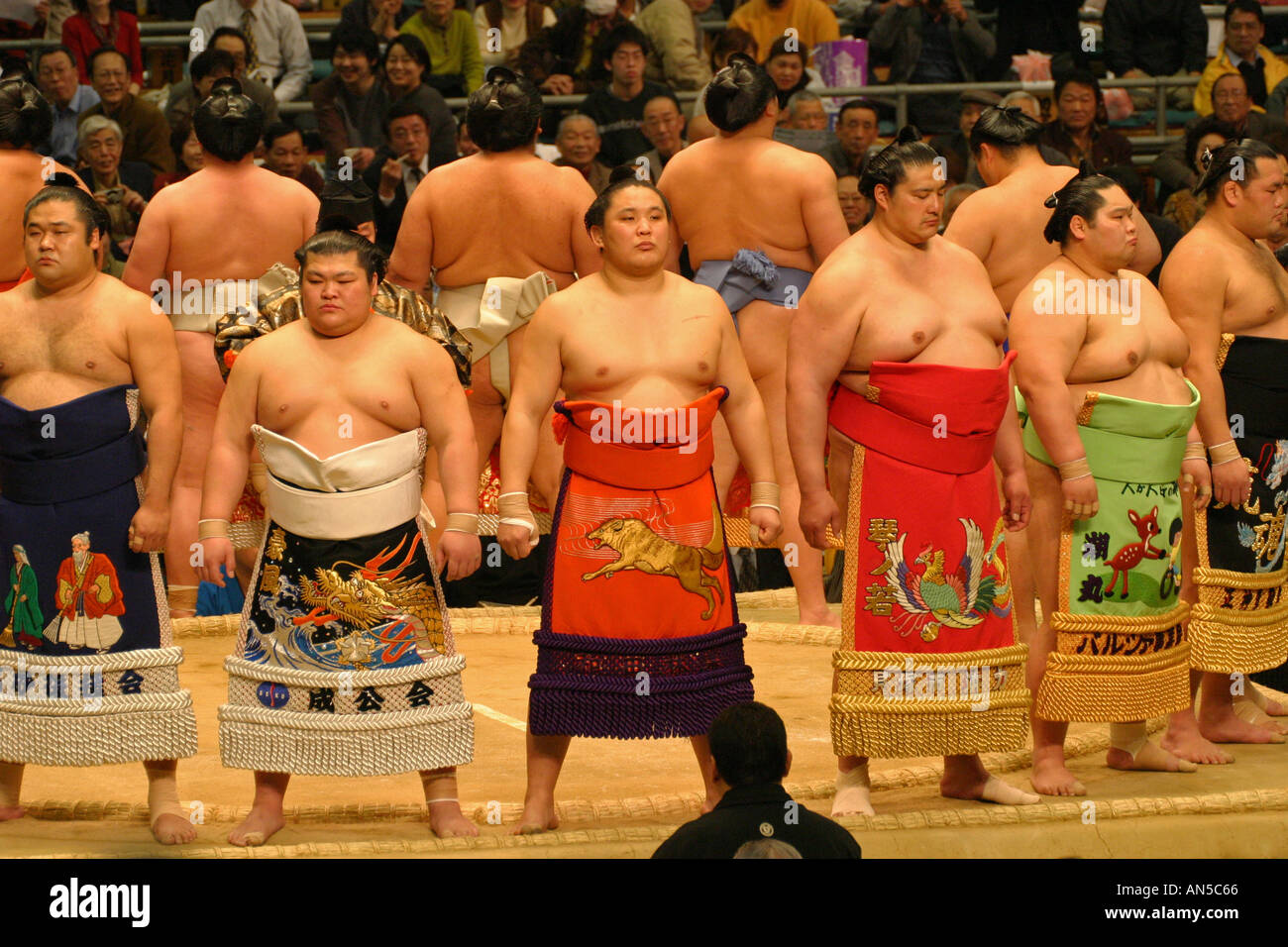 Sumo-Ringer in bunten Trachten der zeremoniellen besuchen das Pre-Kampf-Ritual, Osaka Kansai Japan Asien Stockfoto
