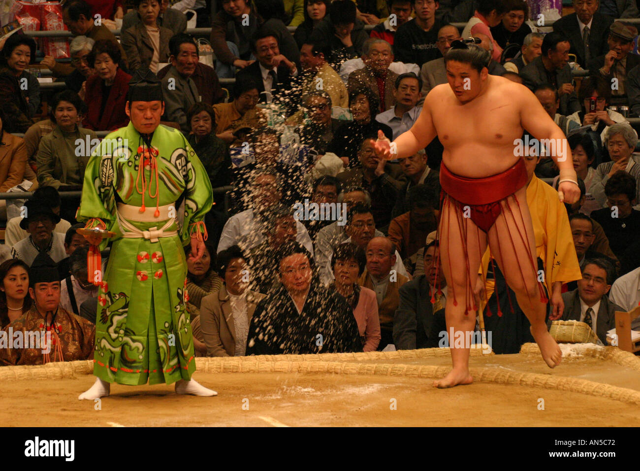 Sumo-Ringer wirft Salz in den Ton-Ring während seiner Aufwärm-Zeremonie in der Osaka-Spring-Turnier Japan Asien Stockfoto