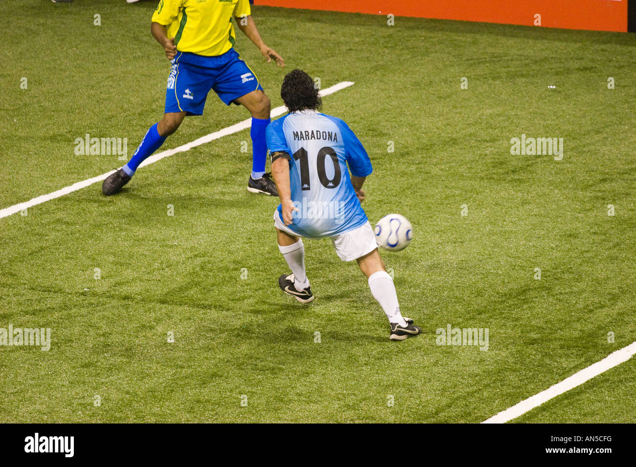 Senior-Football-Spieler Diego Armando Maradona geht der Ball in einem Showbol Spiel gegen Brasilien Stockfoto
