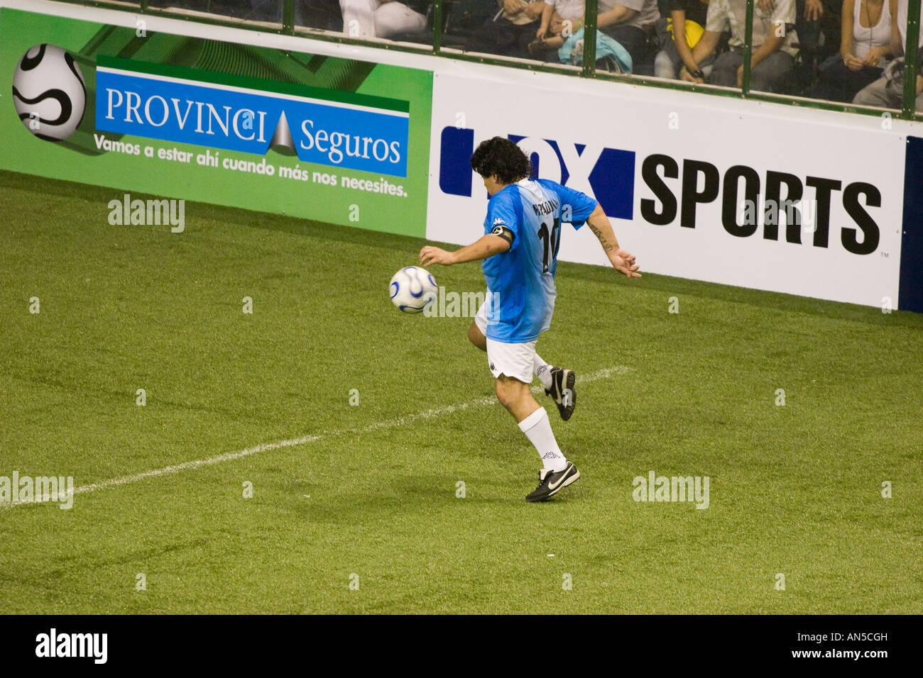 Senior-Football-Spieler Diego Armando Maradona hält den Ball mit seinem Tigh in einem Showbol Spiel gegen Brasilien Stockfoto