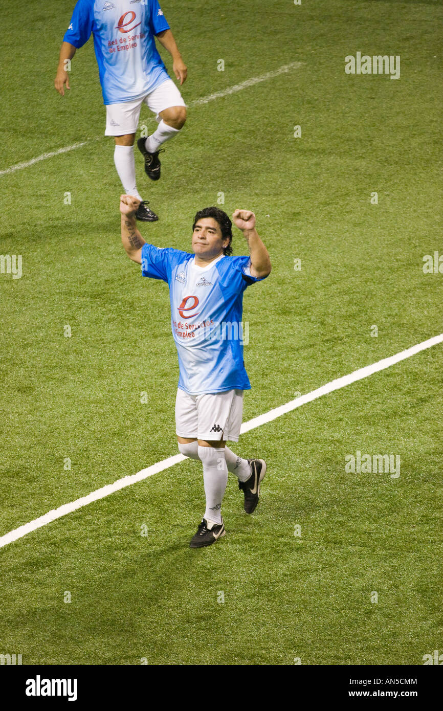 Argentinier Diego Armando Maradona legte seine Arme um feiert einen Sieg in einem Fußball-Fußball-Showbol match Argentinien gegen Brasilien Stockfoto