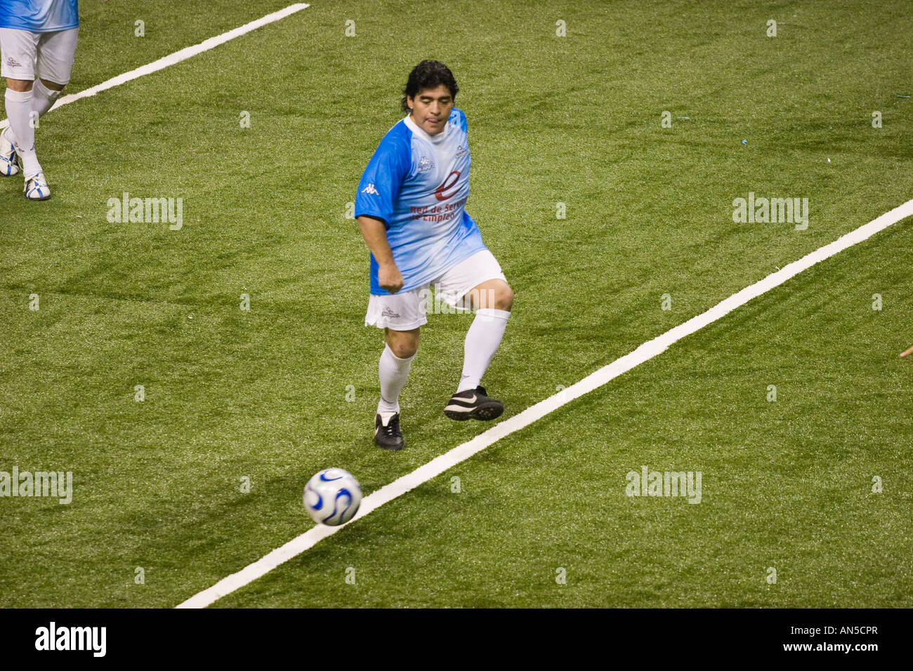 Diego Armando Maradona spielt den Ball während eines Fußballspiels Fußball Showbol gegen Brasilien im Luna Park Stadion in Buenos Aires Stockfoto