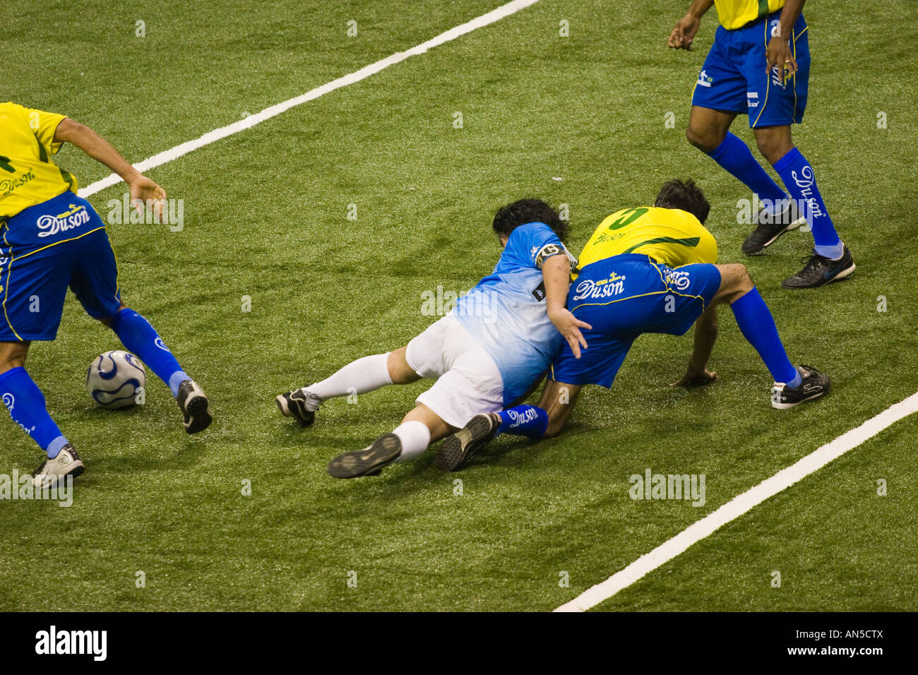 Diego Armando Maradona versucht den Ball vom Boden während eines Fußballspiels Fußball Showbol Argentinien gegen Brasilien spielen Stockfoto