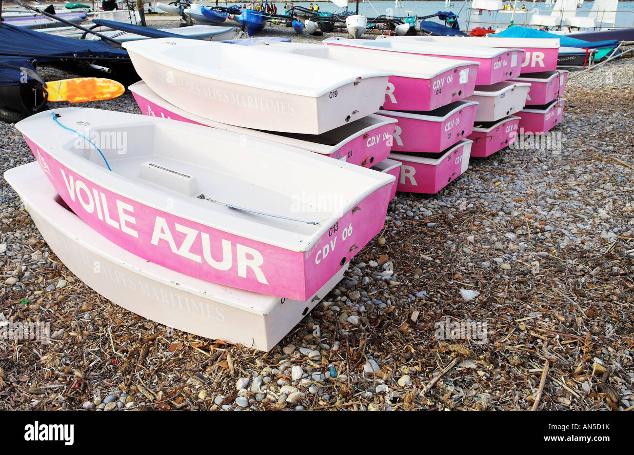 Boote in Antibes Frankreich übereinander gestapelt Stockfoto