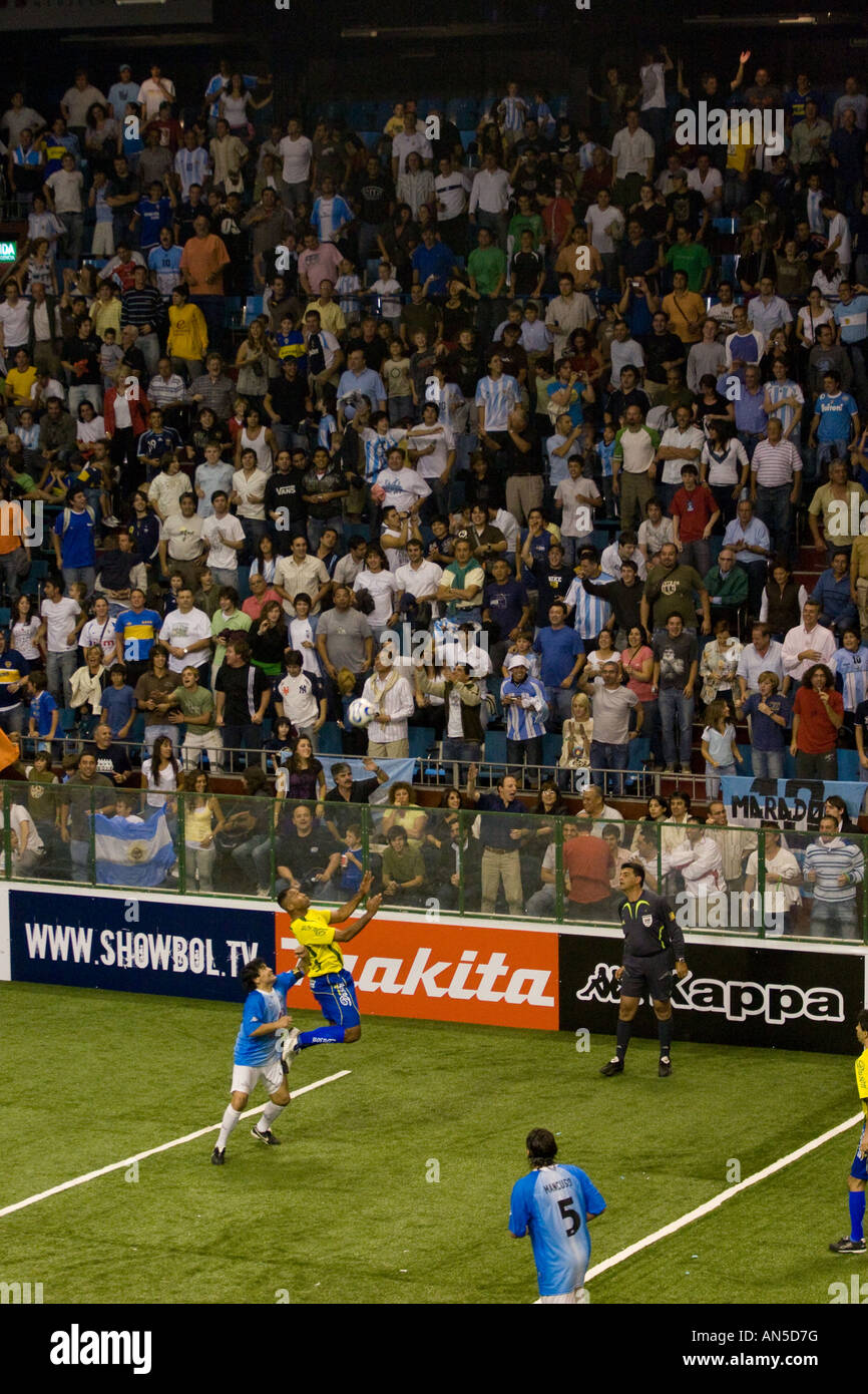 Showbol Fußball Fußballspiel im Luna Park Stadion spielen. Diego Armando Maradona war der Star des Spiels Stockfoto