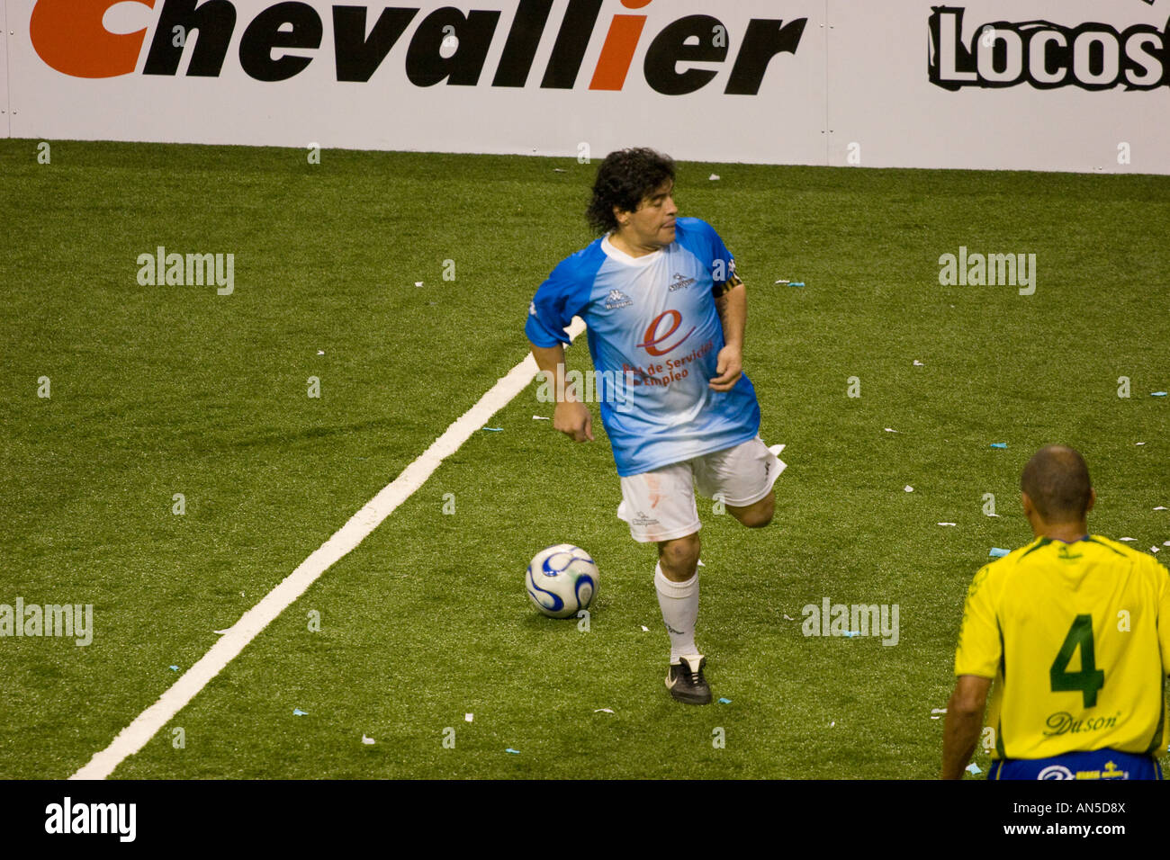 Diego Armando Maradona tut eine Ferse zurück treten in einem Fußballspiel Fußball Showbol Argentinien gegen Brasilien Stockfoto