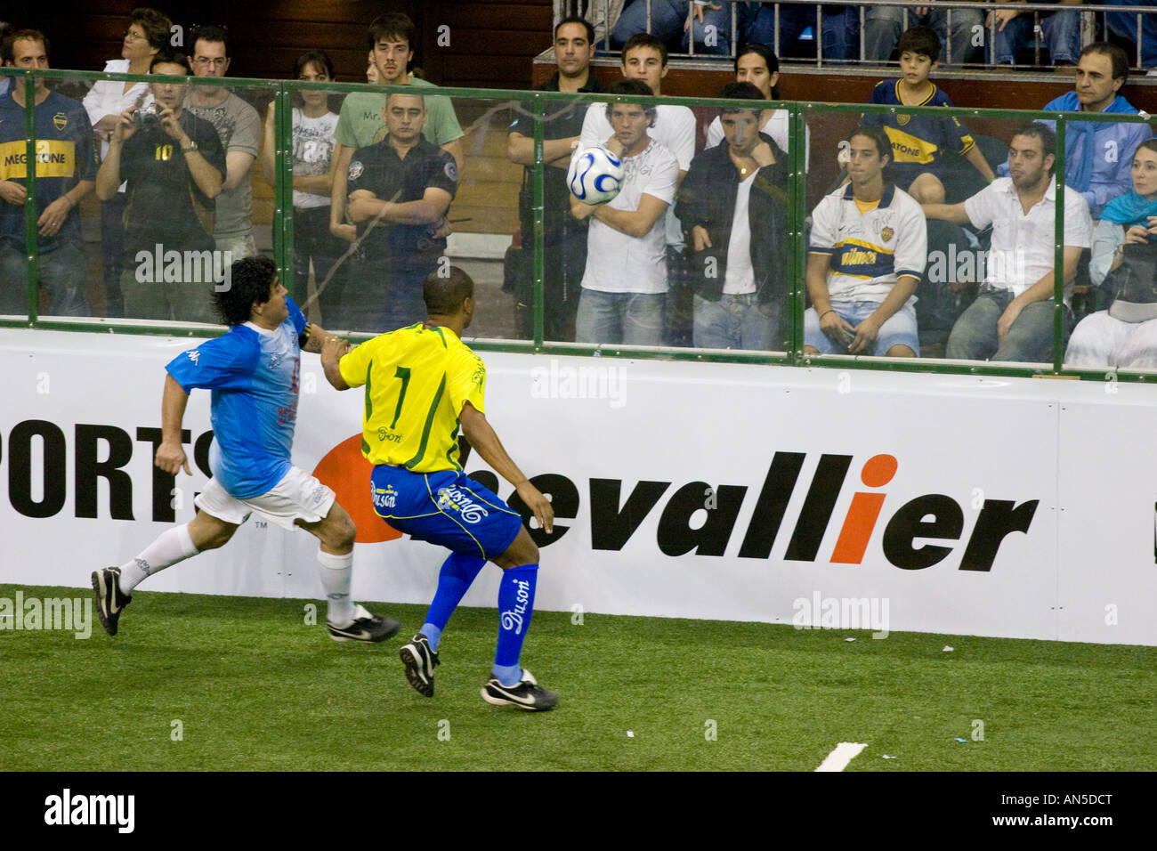 Diego Armando Maradona läuft für den Ball in einem Fußball-Fußball-Showbol Spiel Argentinien gegen Brasilien Stockfoto