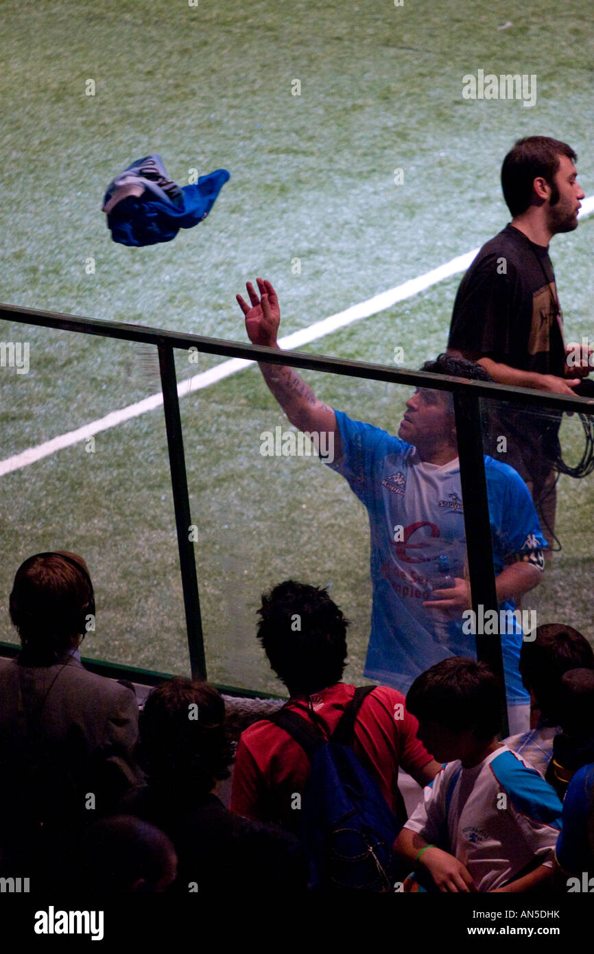 Diego Armando Maradona wirft ein T-shirt für der Öffentlichkeit am Ende einer Fußball-Fußball-Showbol Spiel Argentinien gegen Brasilien Stockfoto