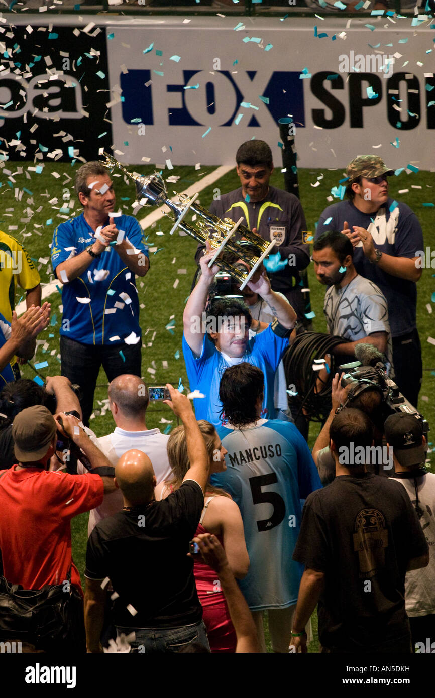 Diego Armando Maradona Anheben einer Tasse am Ende einer Showbol Fußball Spiel Argentinien gegen Brasilien Stockfoto
