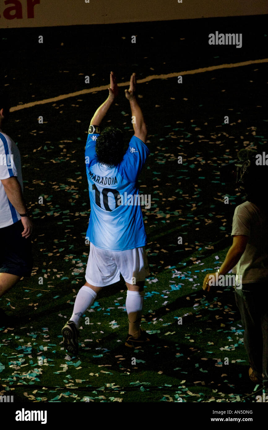 Diego Armando Maradona applaudieren die Zuschauer während einer Fußball-Fußball-Showbol Spiel Argentinien gegen Brasilien Stockfoto