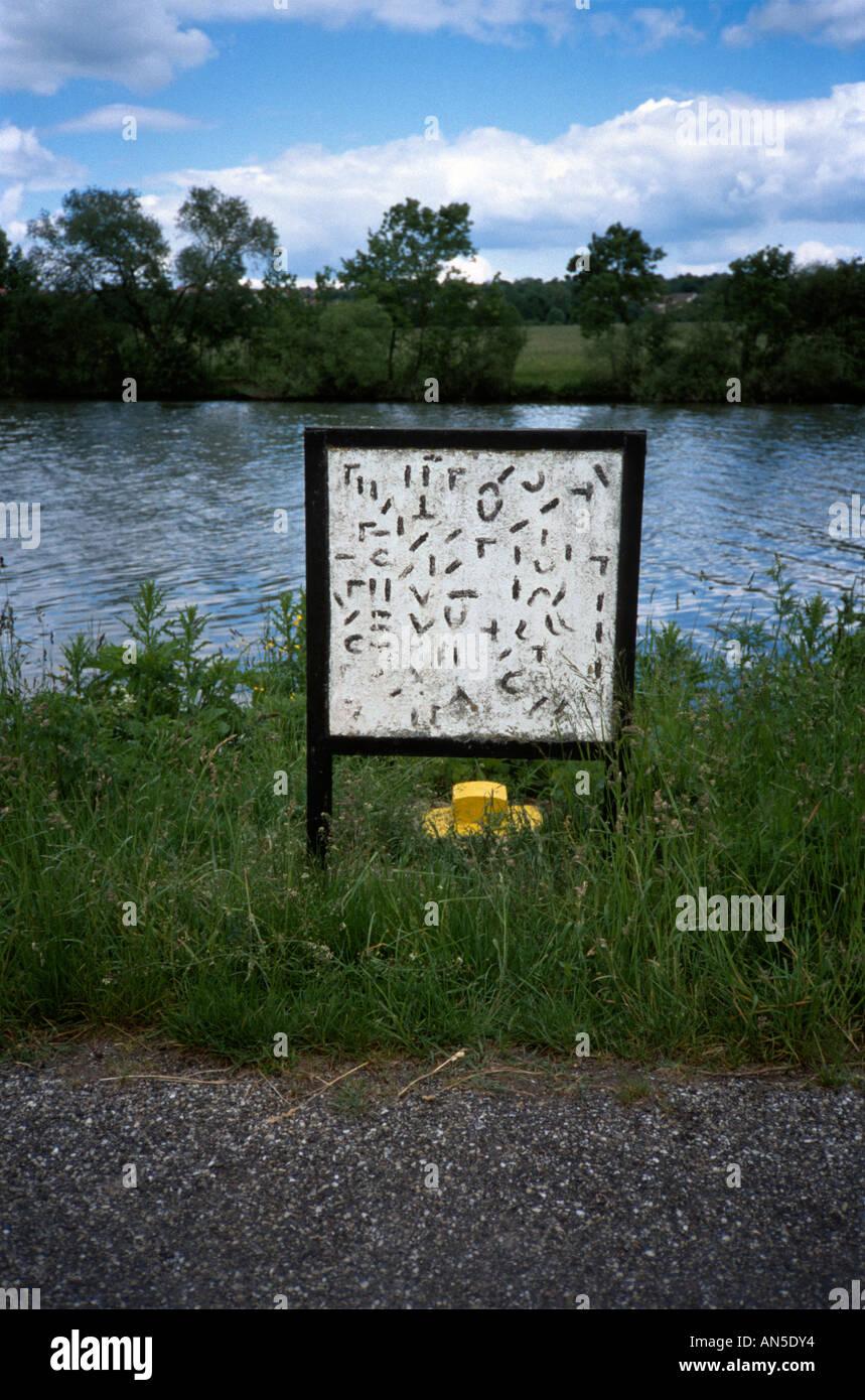 Geheimnisvolle Zeichen an der Seite eines Flusses in Deutschland Stockfoto