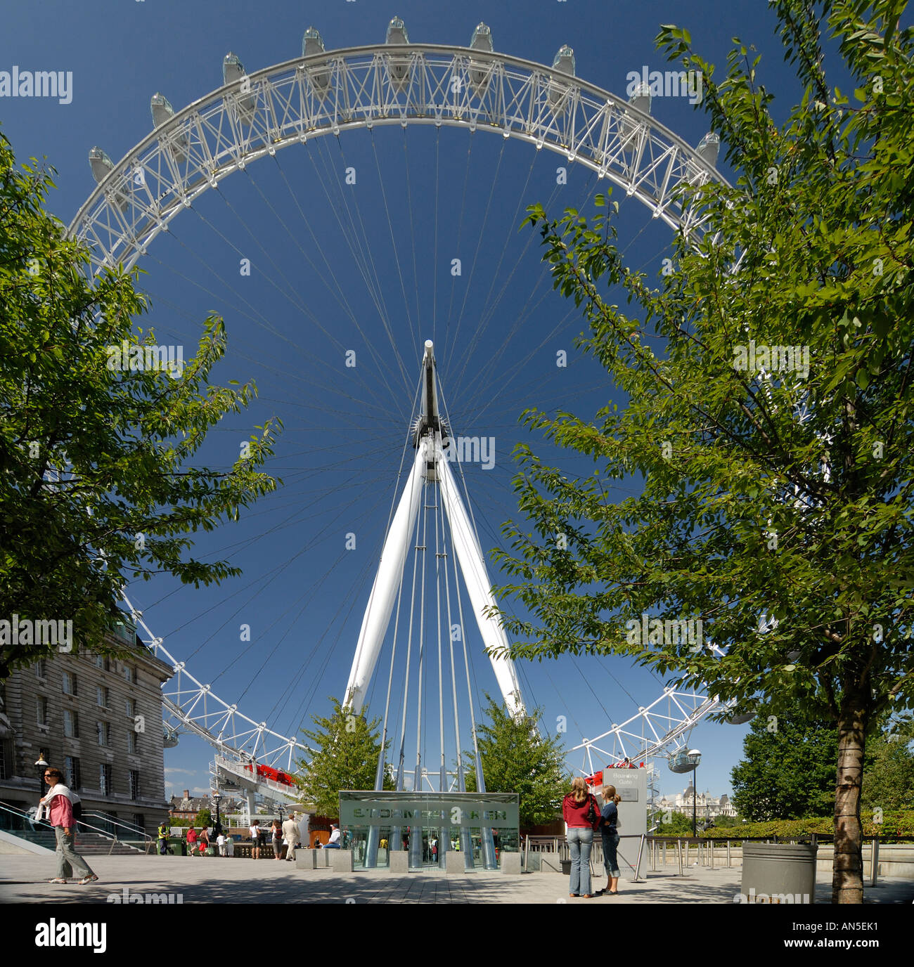 Detail des London Eye betrachtet aus dem Süden Bright s Sommertag Menschen im Vordergrund Stockfoto
