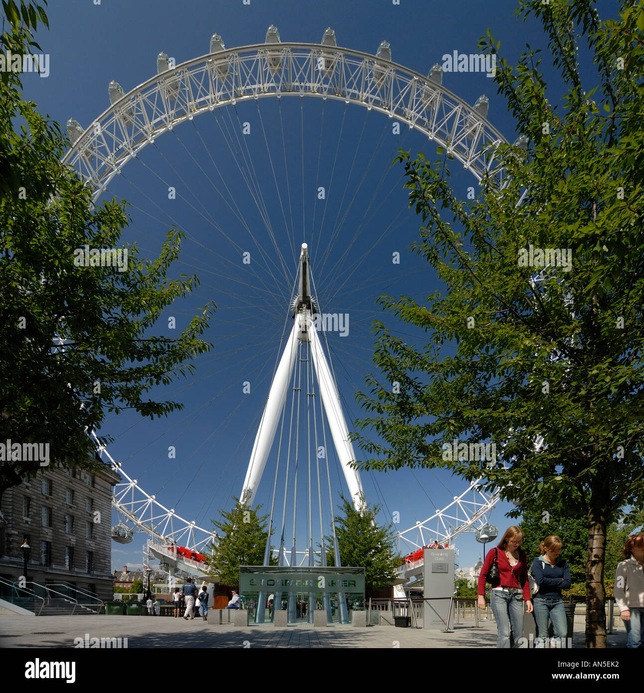 Detail des London Eye betrachtet aus dem Süden Bright s Sommertag Menschen im Vordergrund Stockfoto
