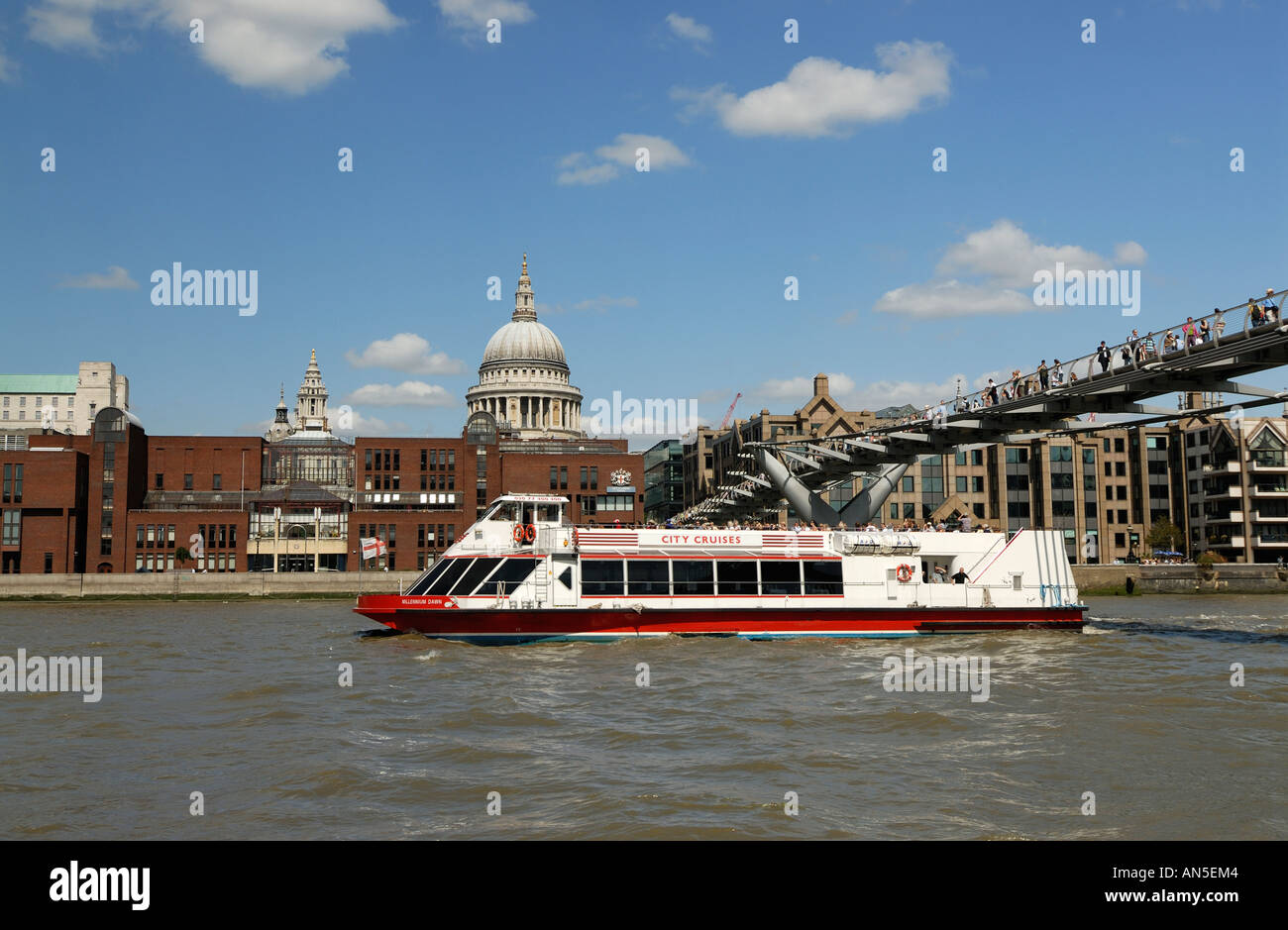 Rote und weiße Themse Flussboot geht vor Millennium Bridge und St. Pauls Cathedral LOndon England Stockfoto