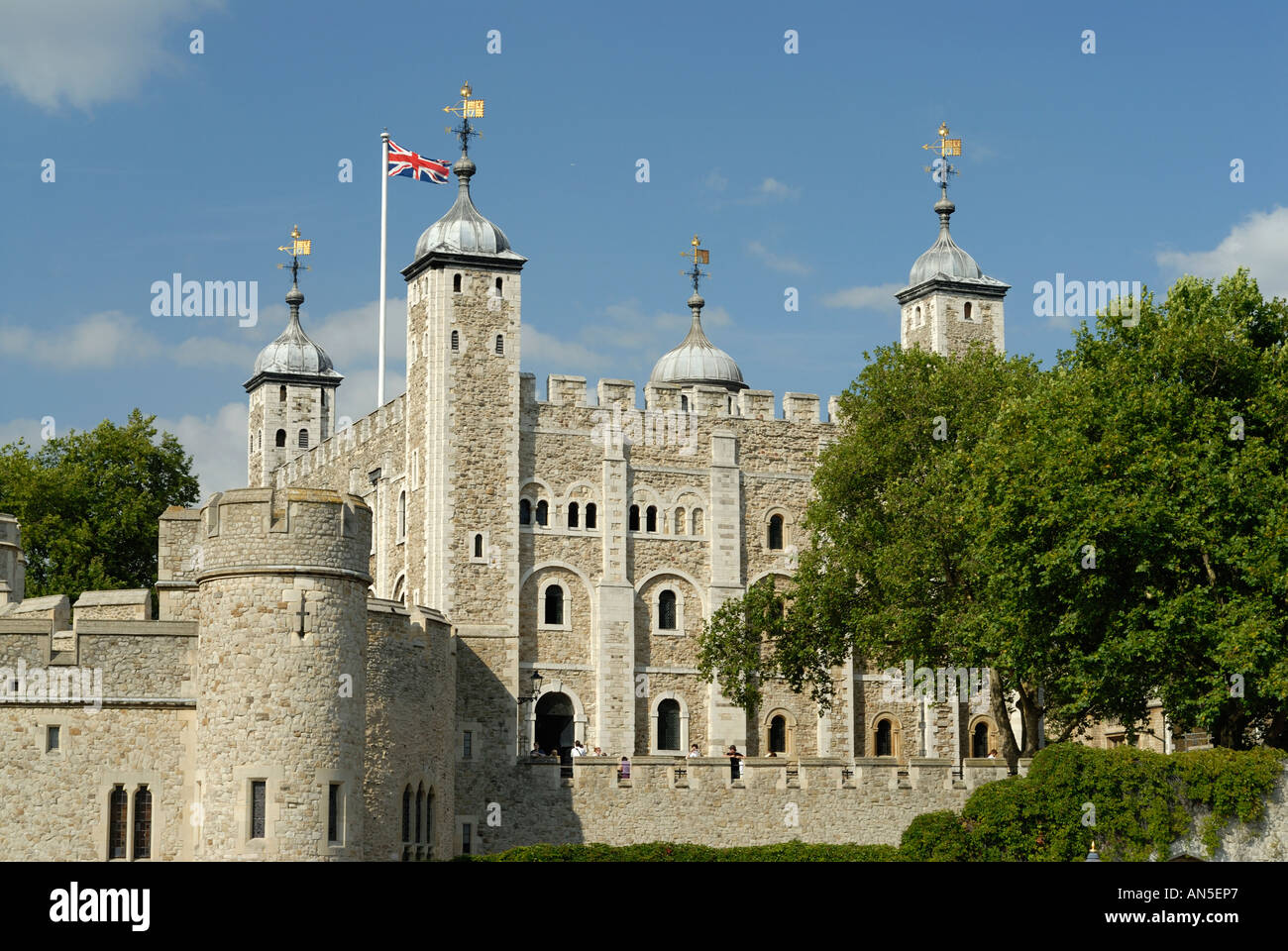 Der Tower of London von der Themse aus gesehen Stockfoto