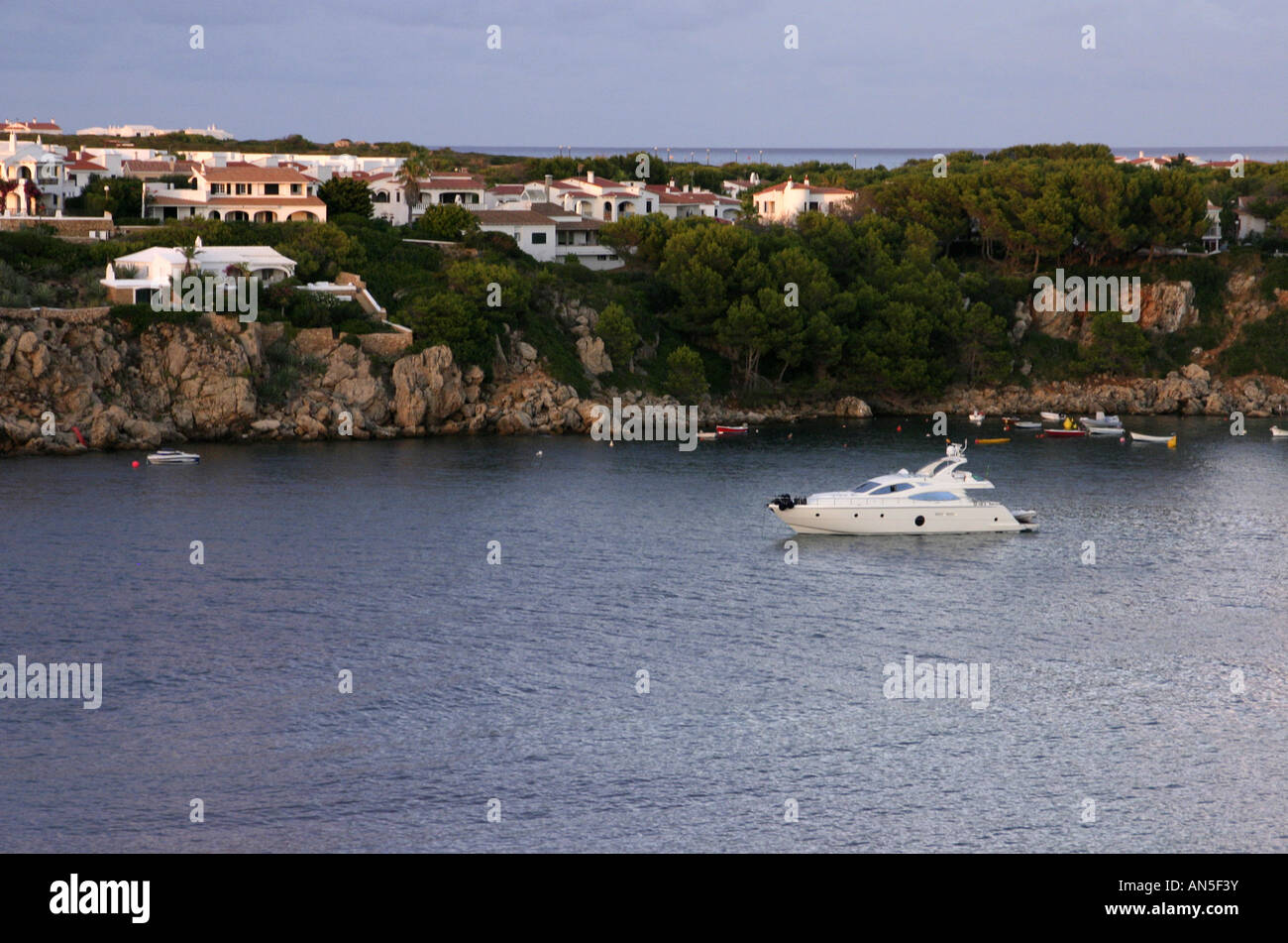 Ein Luxus-Power-Boot vor Anker in der Bucht am Arenal d ' en Castell, Menorca Spanien gesehen im Abendlicht Stockfoto