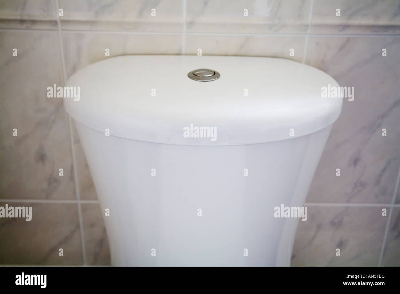 Toilette Mit Niedriger Spülung Stockfotos und -bilder Kaufen - Alamy