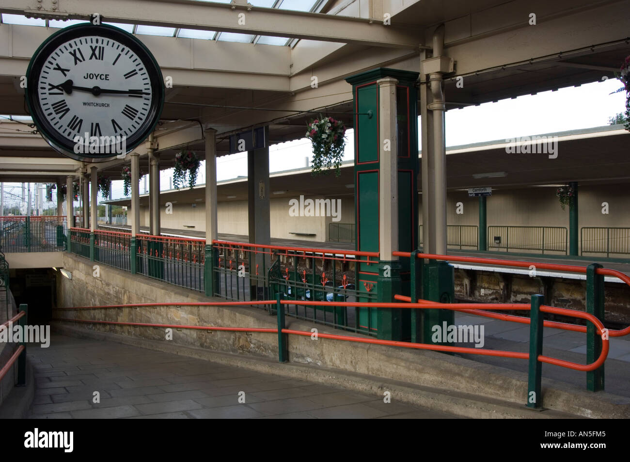 Die berühmte Uhr am Bahnhof von Carnforth Lancashire England, wo die klassische film Brief Encounter, wurde gefilmt Stockfoto