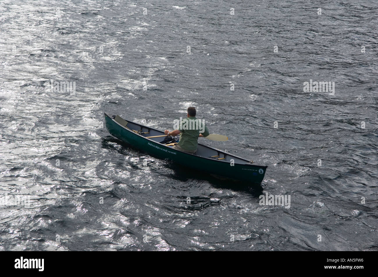 Ein Kanufahrer paddeln ein Mad River Canoe Explorer 16 auf Ullswater Seenplatte Cumbria England Stockfoto
