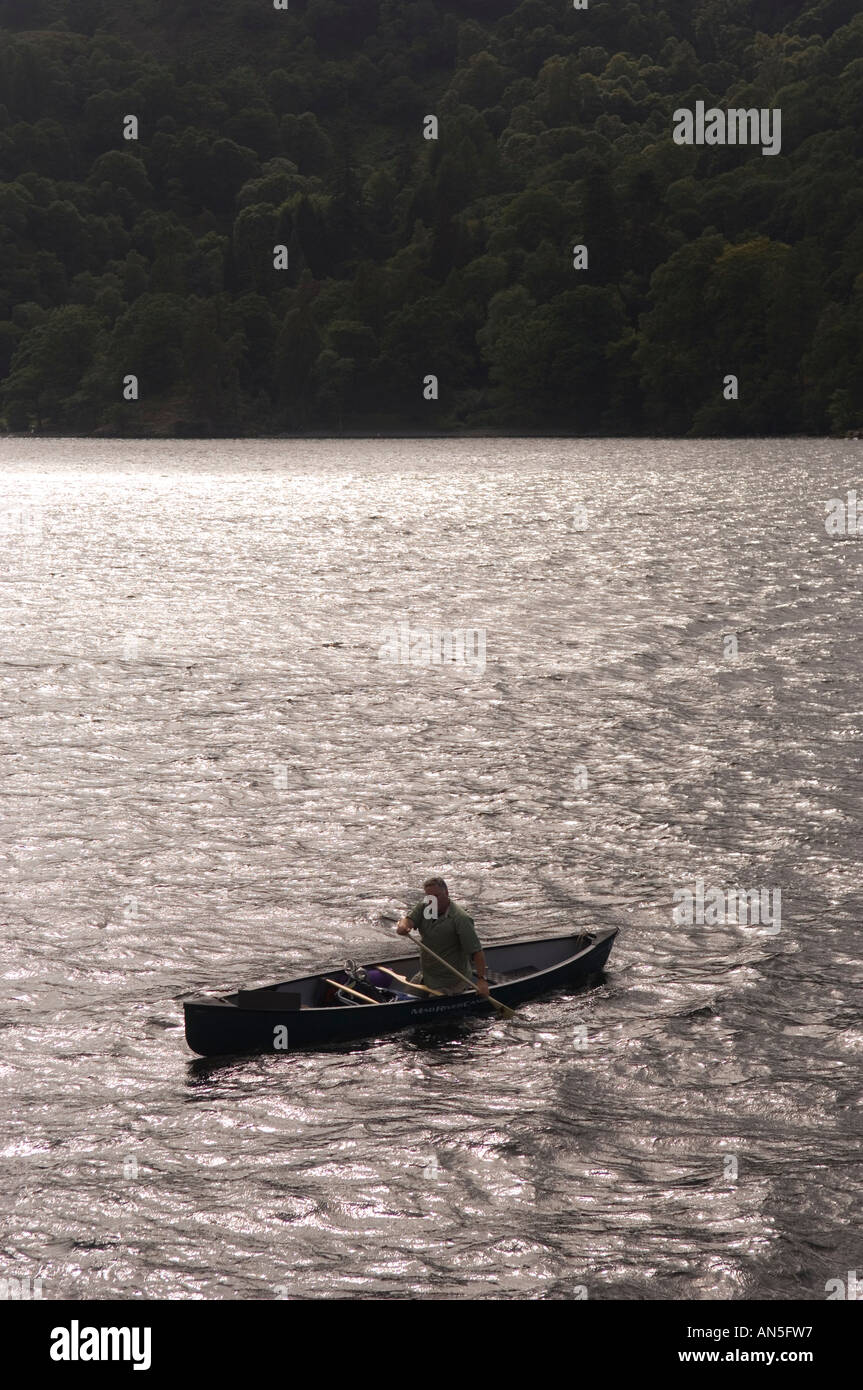 Ein Kanufahrer paddeln ein Mad River Canoe Explorer 16 auf Ullswater Seenplatte Cumbria England Stockfoto