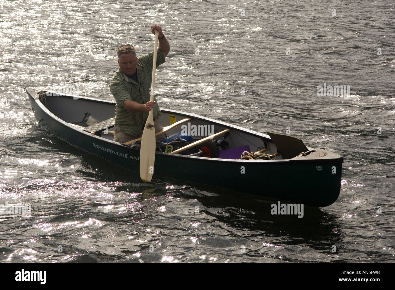 Ein Kanufahrer paddeln ein Mad River Canoe Explorer 16 auf Ullswater Seenplatte Cumbria England Stockfoto