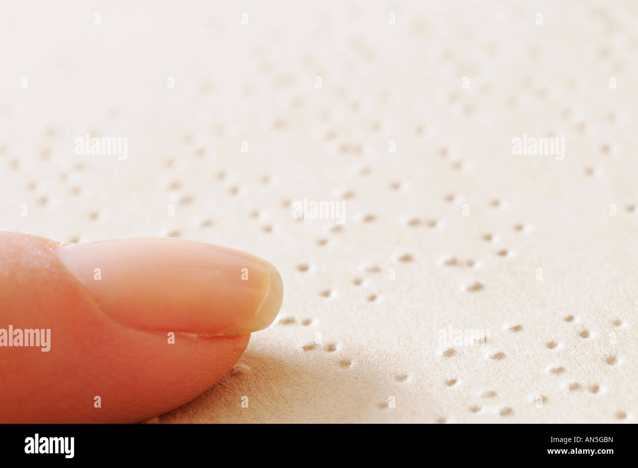 Weibliche Finger lesen Braille Stockfoto