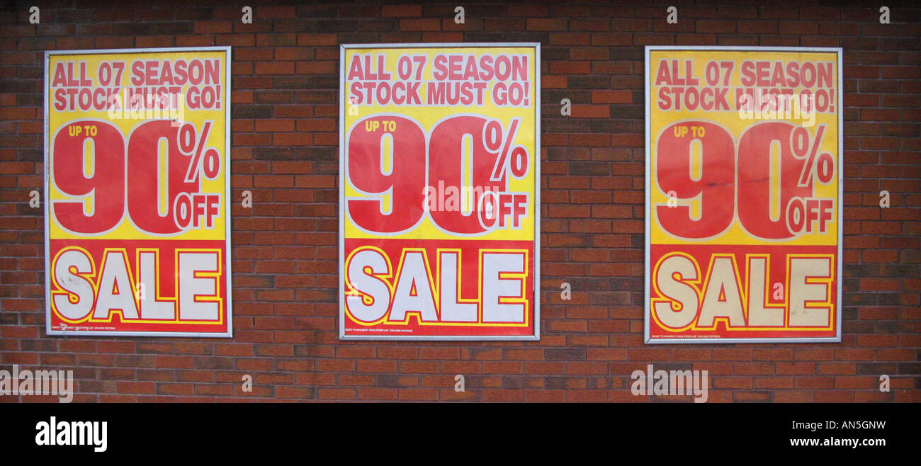 Eine Gruppe von Zeichen Werbung 90 % Rabatt auf einige Elemente während eines Verkaufs in einem JJB Sports Shop Stockfoto