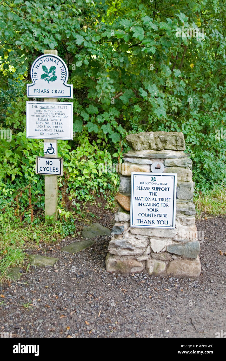 National Trust Beitrag Unterstützung Box aus Stein gemacht Stockfoto