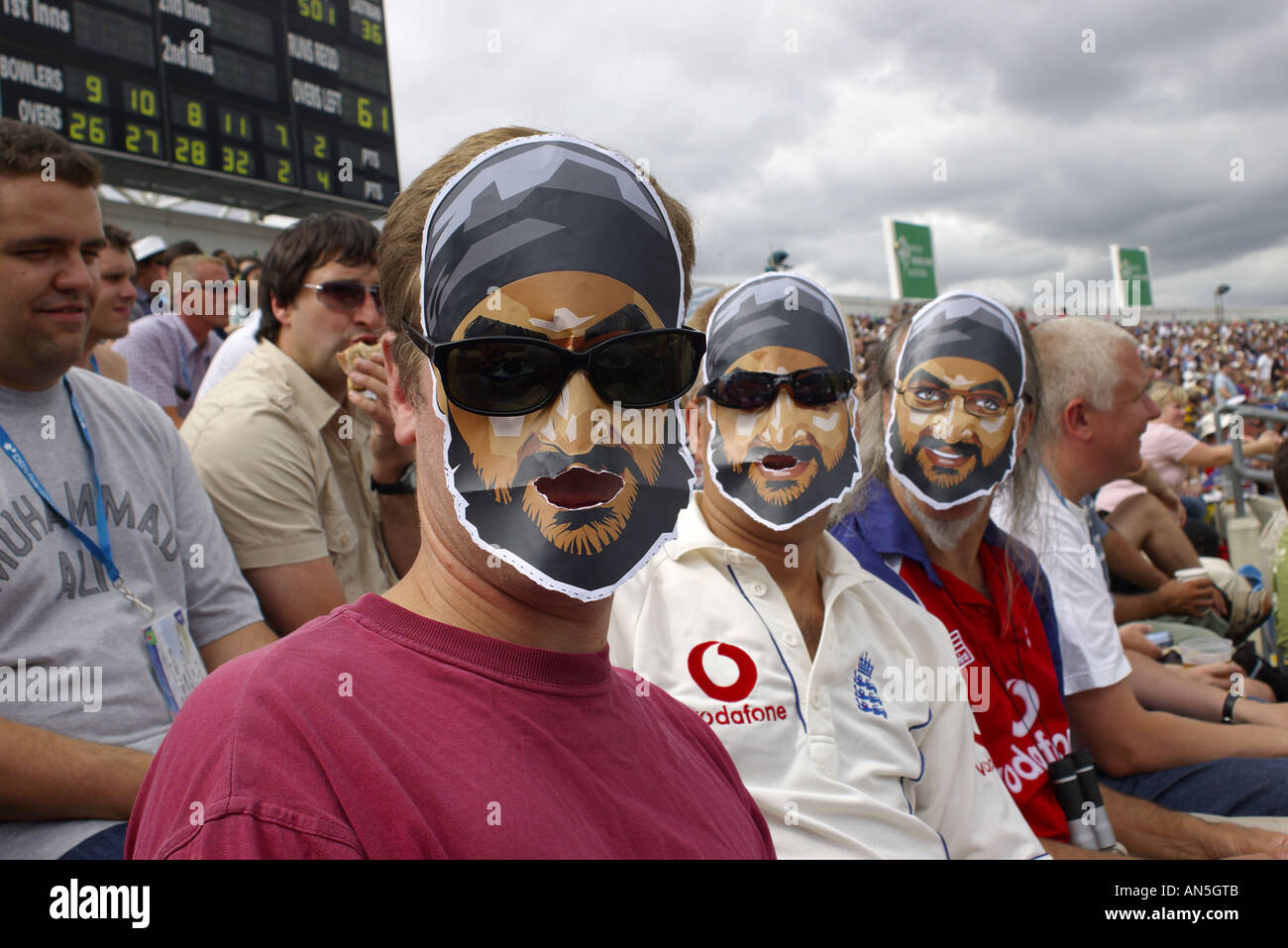 Monty Panesar Fans tragen Masken in England Cricket-Match, Kostüm-Wettbewerb in Headingley, Leeds, England UK Stockfoto