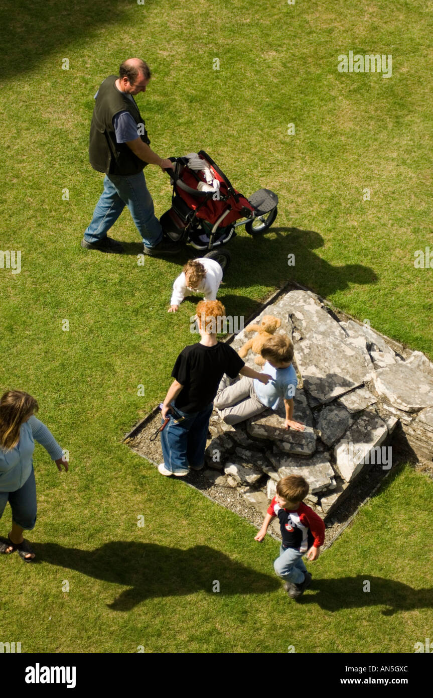 Familie in Cilgerran Schloss Pembrokeshire Wales gesehen von den Zinnen Stockfoto