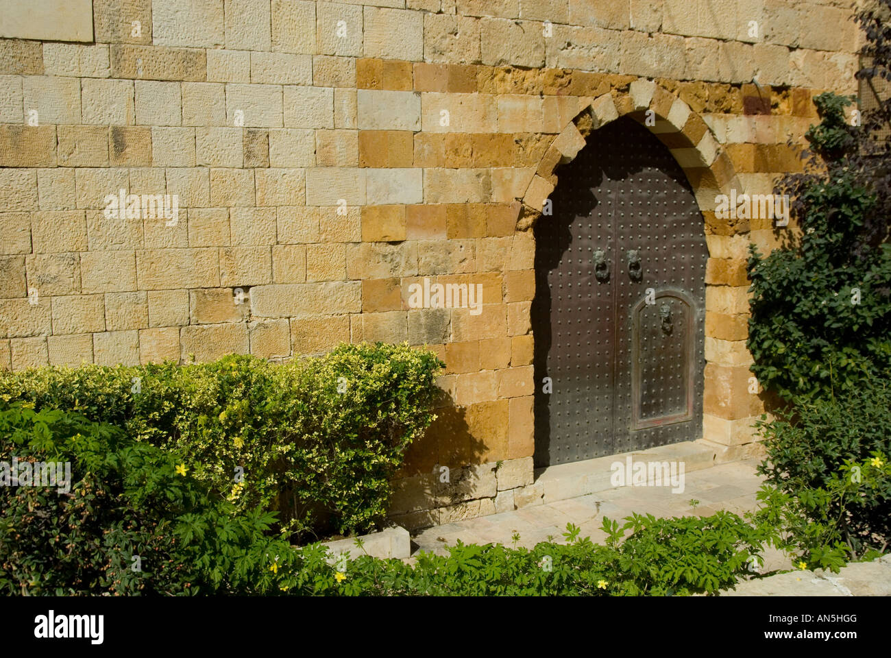 Verschlossenen Metalltür mit gewölbten Tor Deir Al Qamar Libanon Middle East Asia Stockfoto