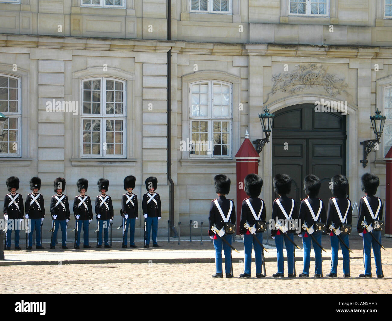 Ändern die königliche Garde vor Amalienborg Palast, Kopenhagen, Dänemark, Skandinavien Stockfoto