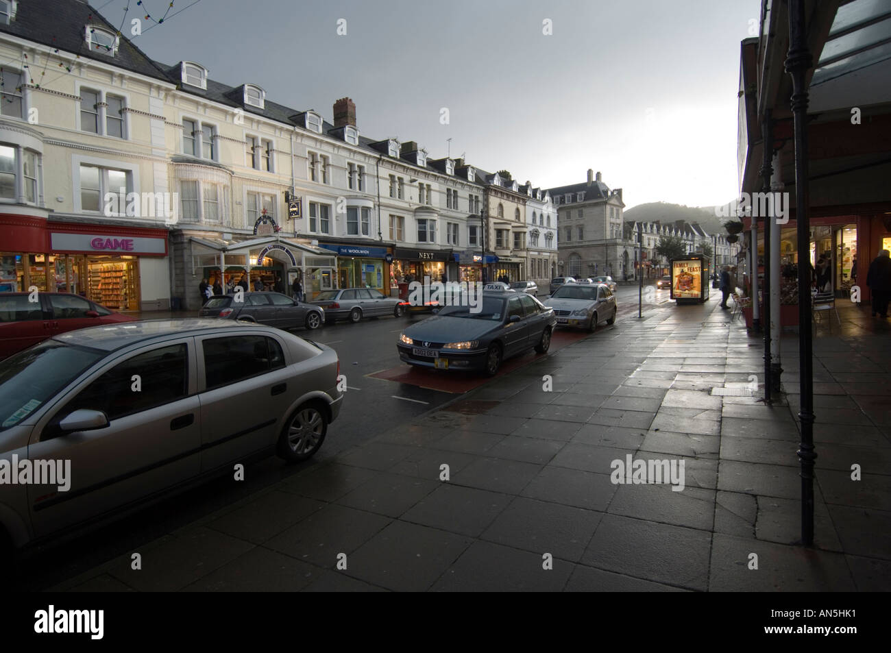 Die Haupteinkaufsstraße in Llandudno Nord-Wales UK, auf einem nassen Nachmittag Stockfoto