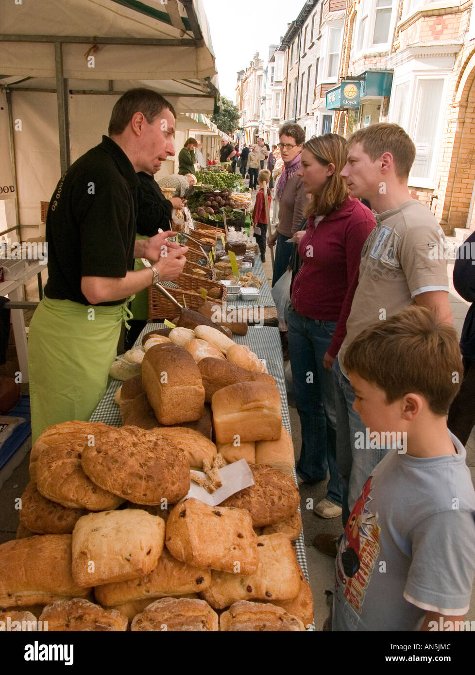 Menschen kaufen frisches Brot bei Aberystwyth vierzehntägig Bauernmarkt Wales UK Stockfoto