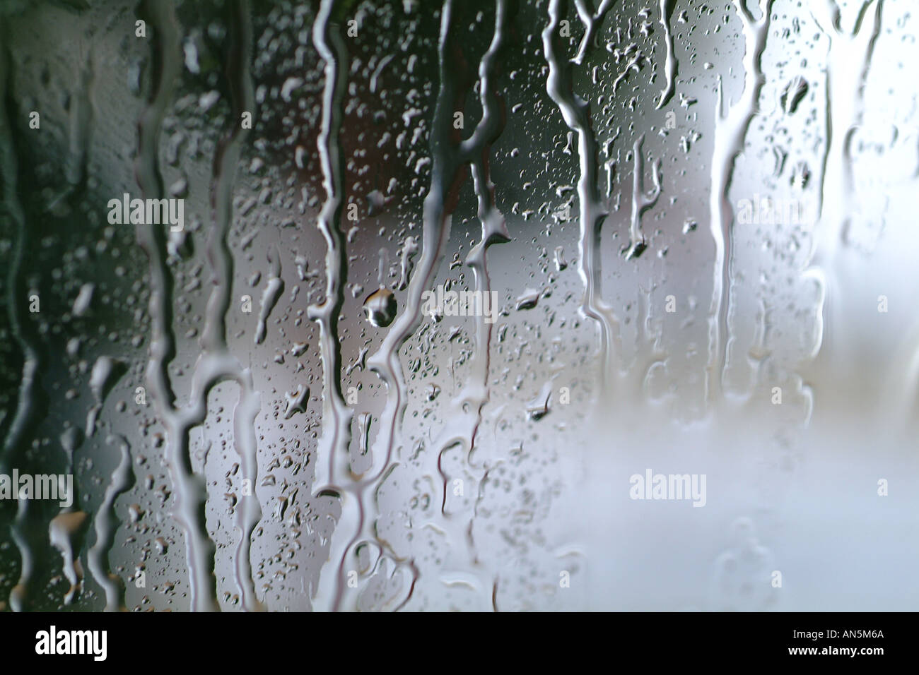 Regen auf ein Fenster Stockfoto