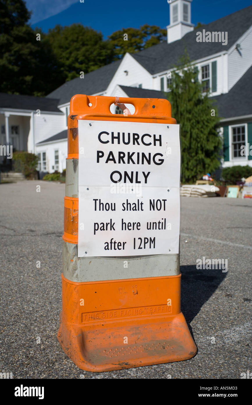 Kirche-Humor-Zeichen in Kirche Parkplatz sagt, dass du nicht hier parken sollst, bis nach 12:00 Stockfoto