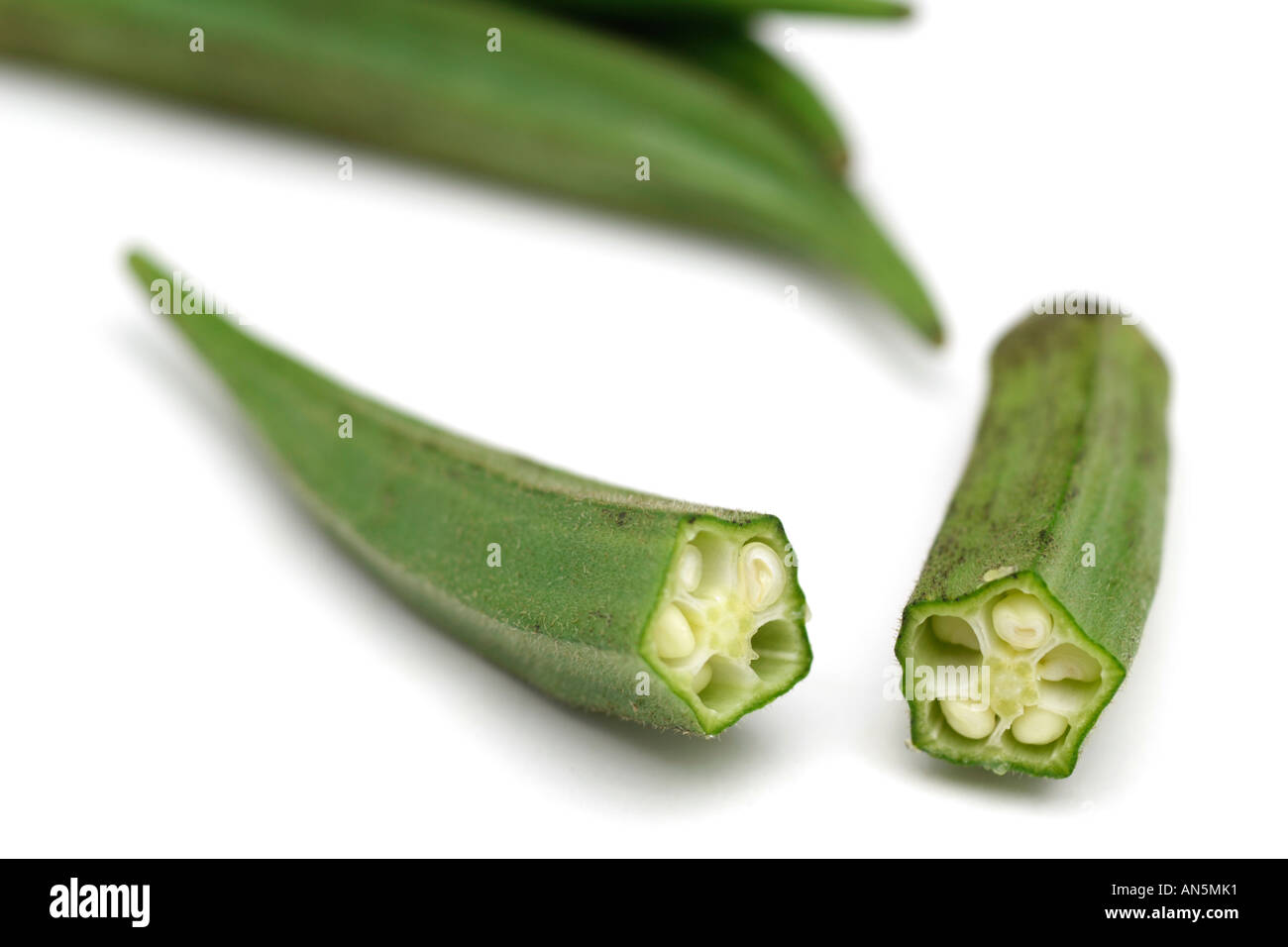 Okra Damen Finger oder Bindi auf weißem Hintergrund schneiden, Samen im Inneren zu zeigen Stockfoto