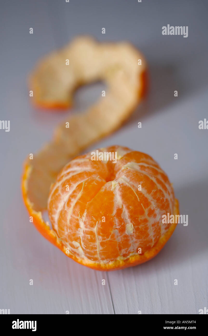 Clementine Orange auf blau Holztisch geschält Stockfoto
