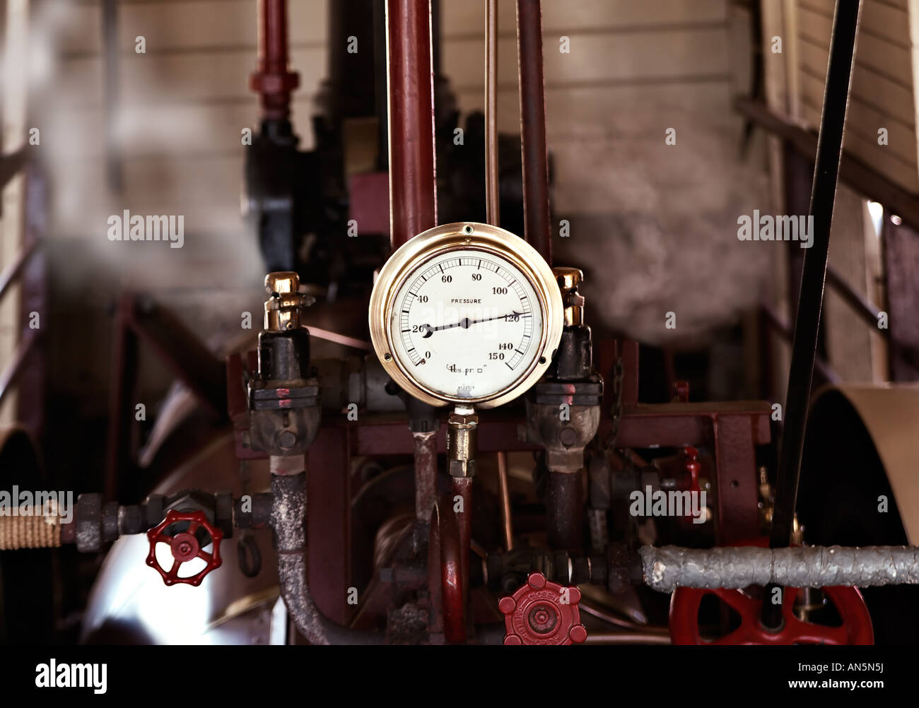 Maschinen unter Manometer lässt sich Dampf Stockfoto