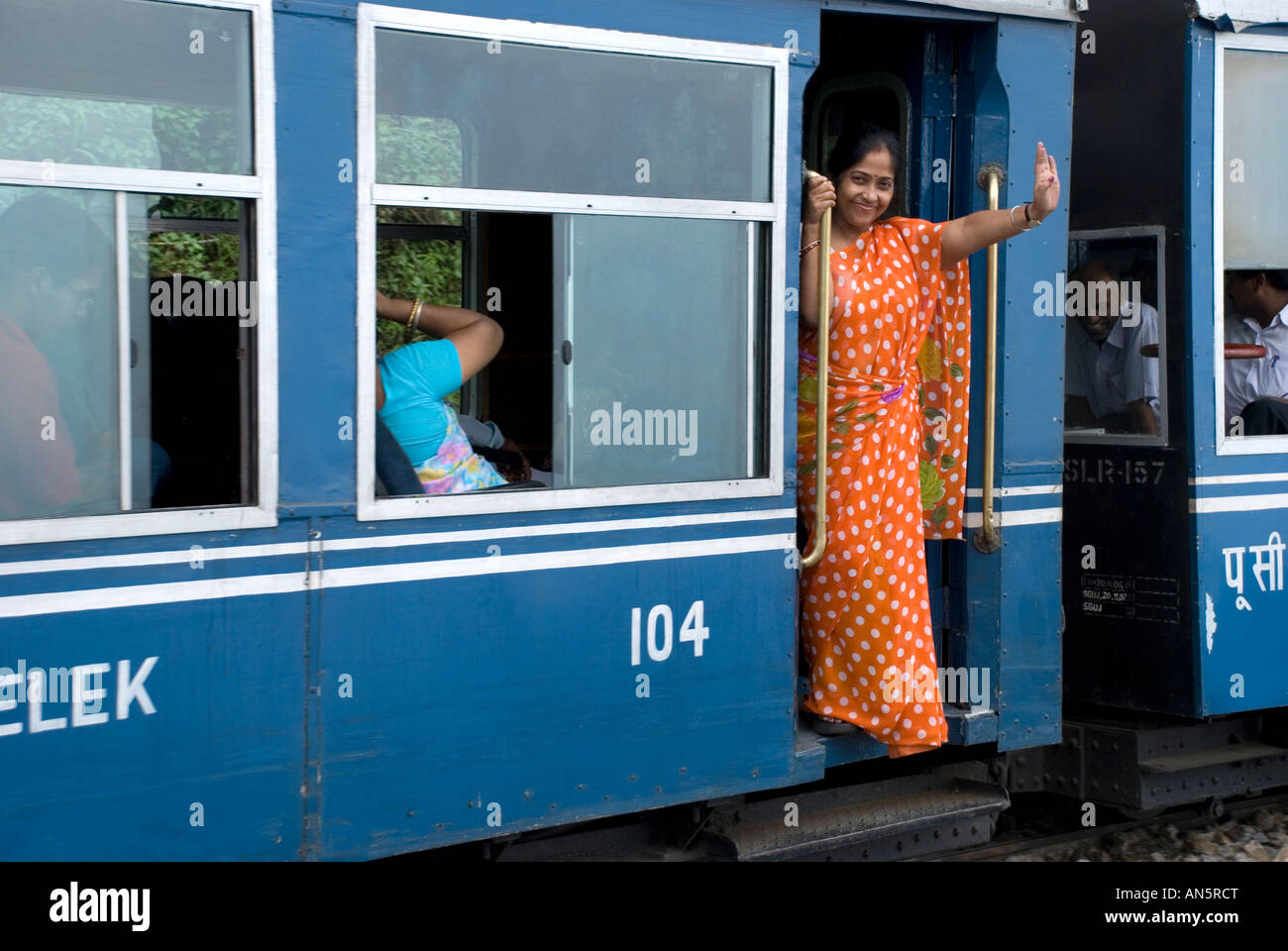 Frau am Himalaya Bahn Spielzeug Zug, Darjeeling, Indien Stockfoto