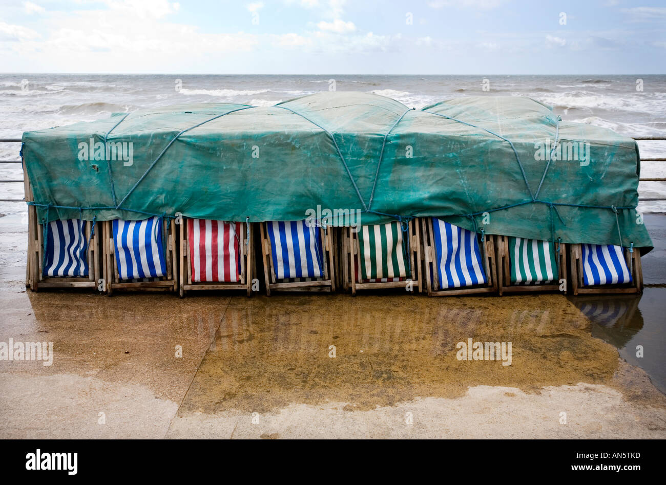 Liegestühle am Strand von Blackpool UK auf August Bank Holiday Wochenende vertuscht Stockfoto
