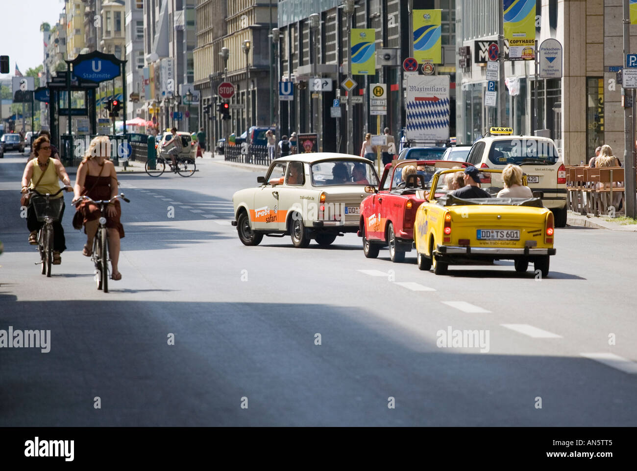 Touristen im Trabant Auto Tour durch Berlin, Deutschland Stockfoto