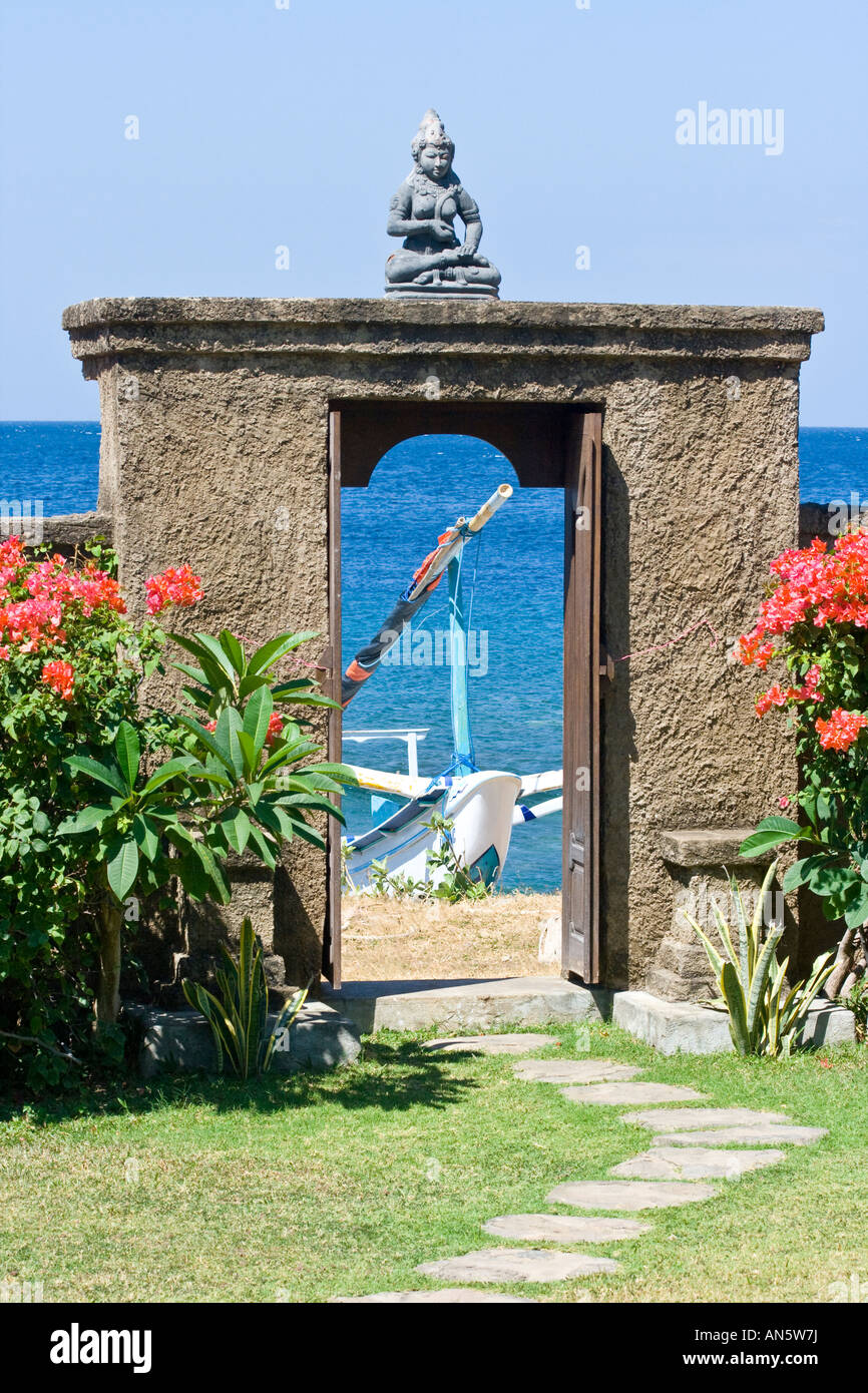 Buddhistische Statue oben eine Tür Amed Beach-Bali-Indonesien Stockfoto
