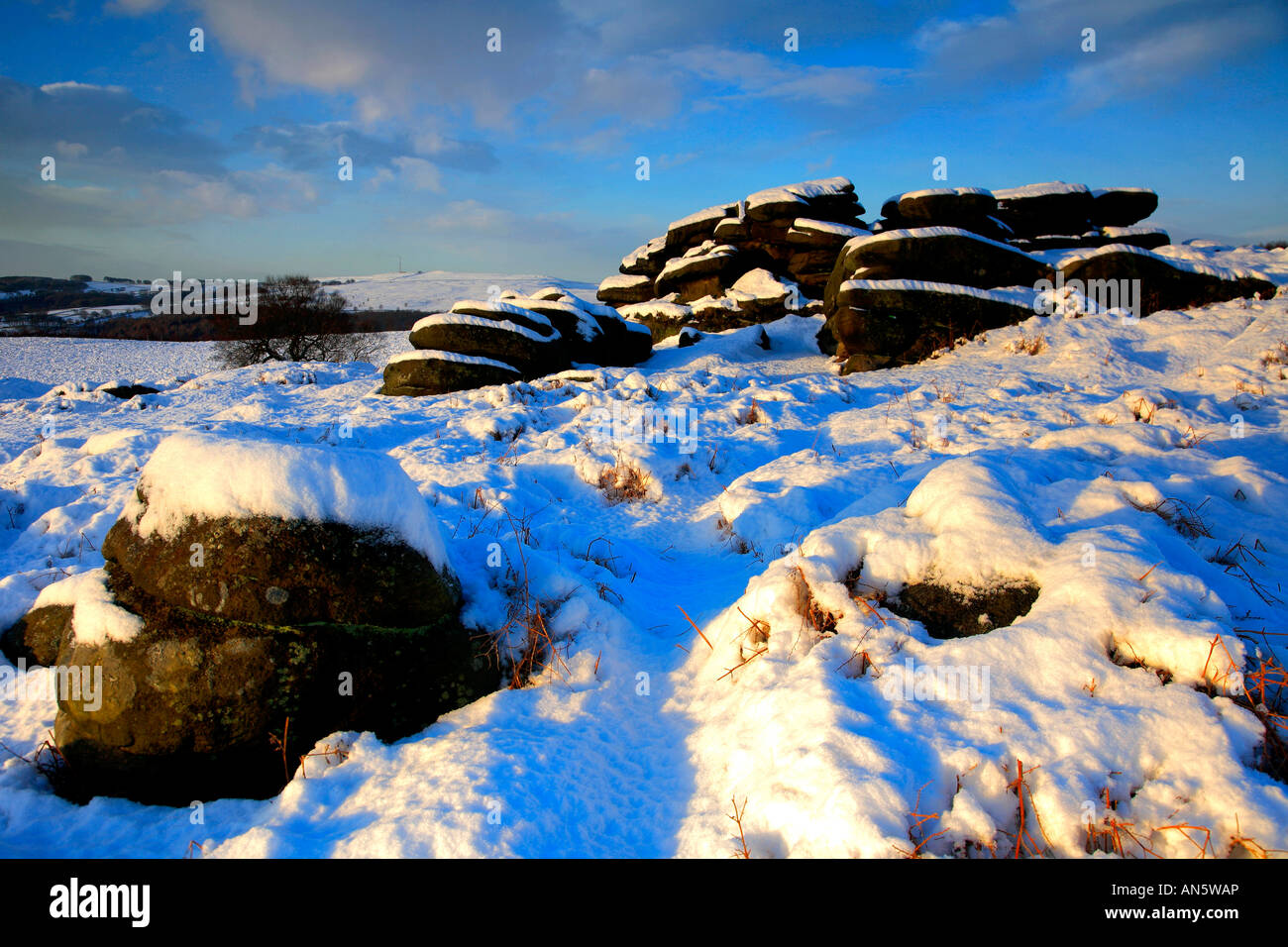 Winter Schnee Gritstone Aufschlüssen Lawrence Feld Peak District National Park Derbyshire England Stockfoto