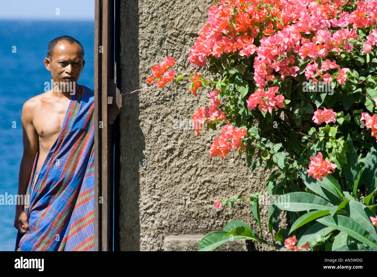 Balinesische Mann im Sarong am Strand Amed Bali Indonesien Stockfoto