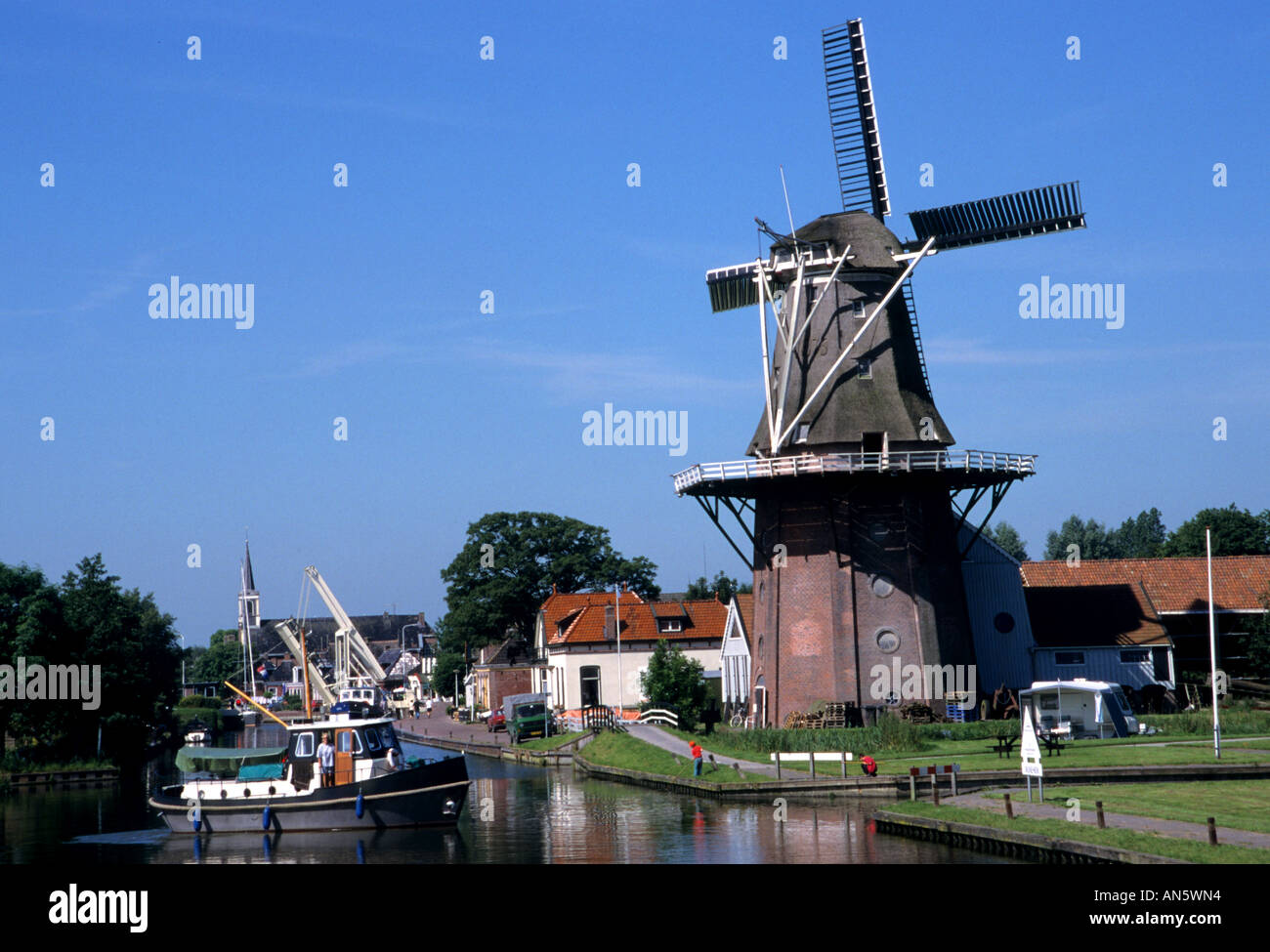 Burdaard - Birdaard kleines Dorf Friesland Fryslan der Niederlande. (Windmühle - Mühle "Mûne De Zwaluw") Dokkumer EE Stockfoto