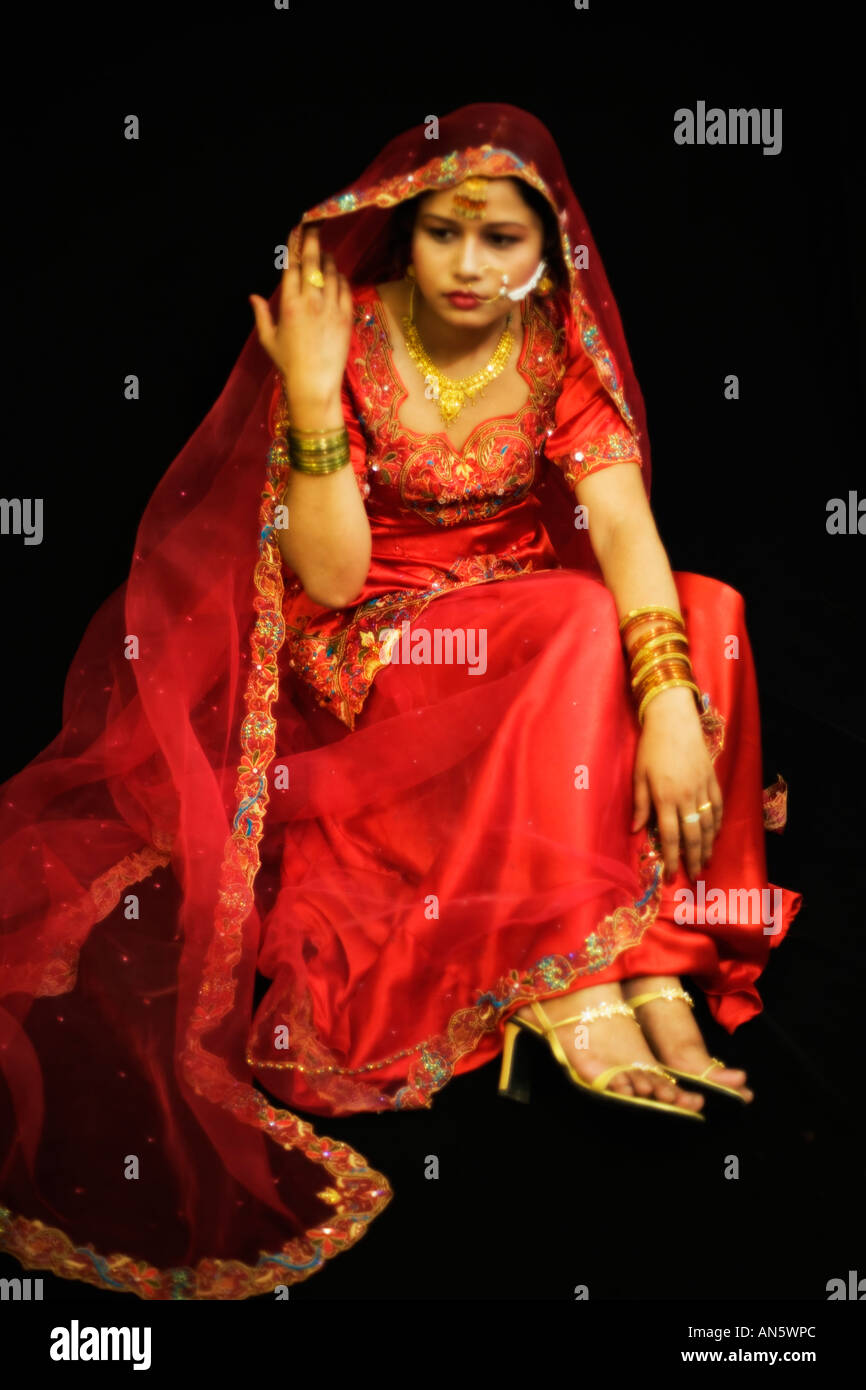 Schöne pakistanische Frau tragen traditionelle Brautkleid Stockfoto