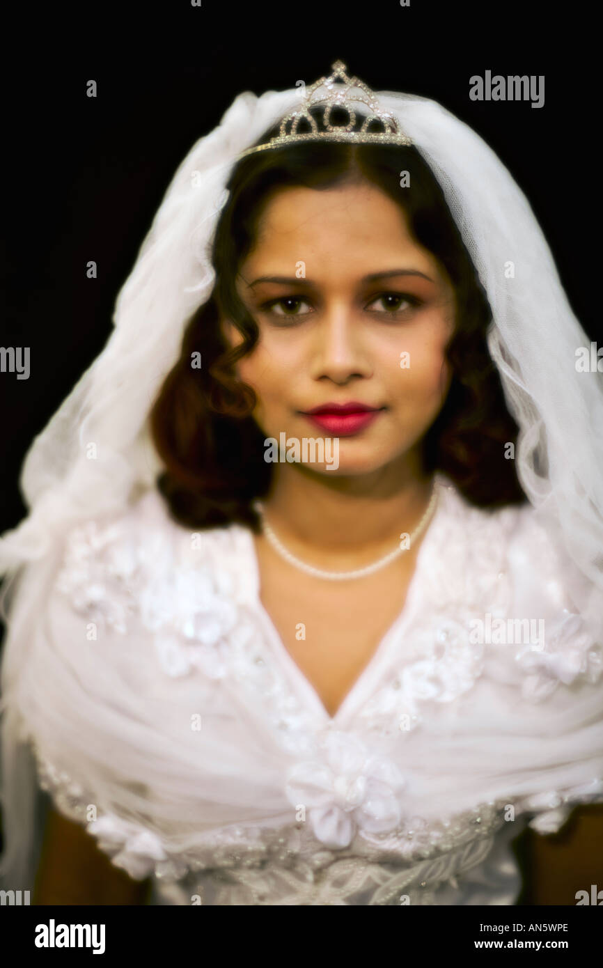 Asiatische Braut im weißen Hochzeitskleid Stockfoto