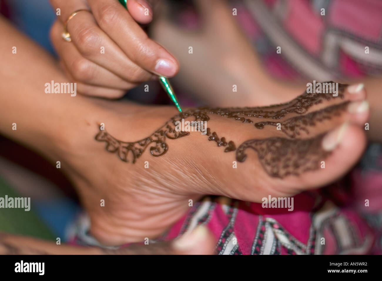 Kunst des Mehendi auf Füßen. Henna zu färben und Farbe Haut in traditionellen künstlerischen Mustern malen. Stockfoto