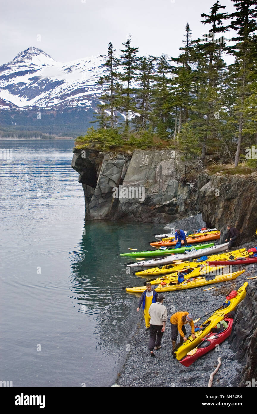 Kajaks am Strand Alaska Sea Kajak Company Tour von Prince Willam Sound in der Nähe von Whittier Alaska Stockfoto